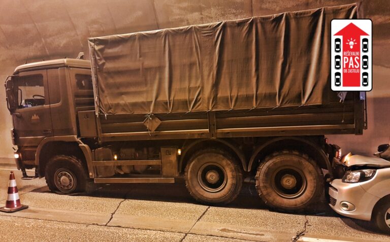 V predoru Podmilj osebno vozilo trčilo v vojaški tovornjak