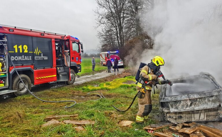 V Krtini popolnoma zgorelo osebno vozilo