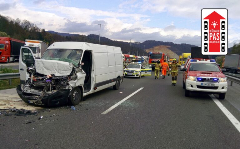 Na AC pri Lukovici trčila tovorno in kombinirano vozilo