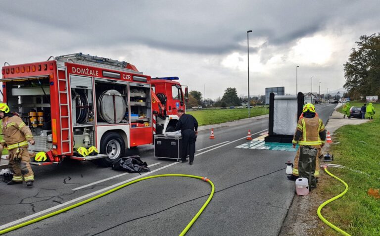 Vozniku se je med vožnjo iz paketa vsul bel prah