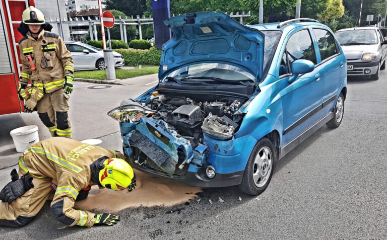 Nalet dveh osebnih vozil v Domžalah