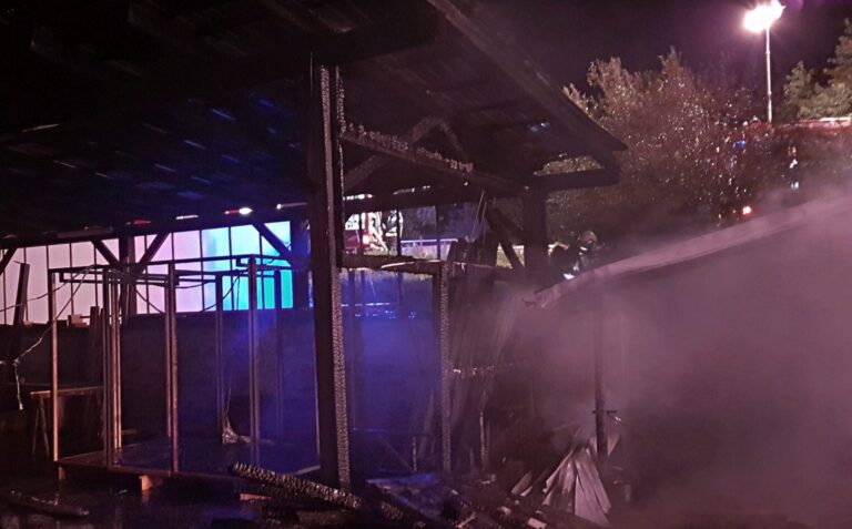 Požar ponoči zajel skladišče v Domžalah