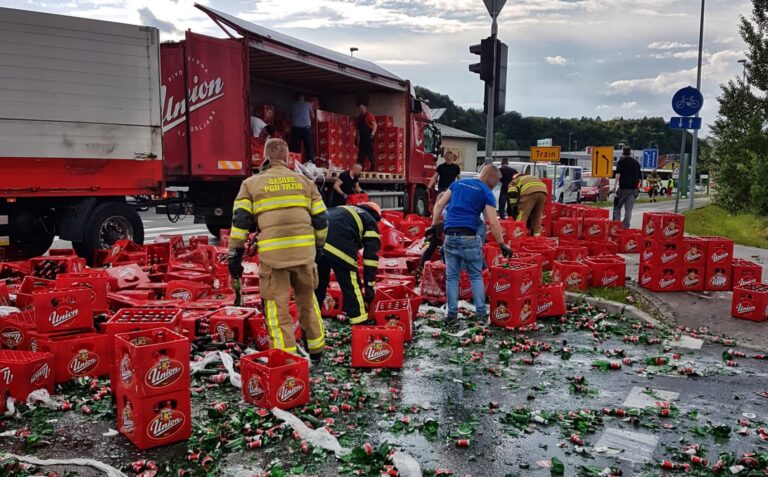 V Trzinu s tovornjaka padli zabojniki piva