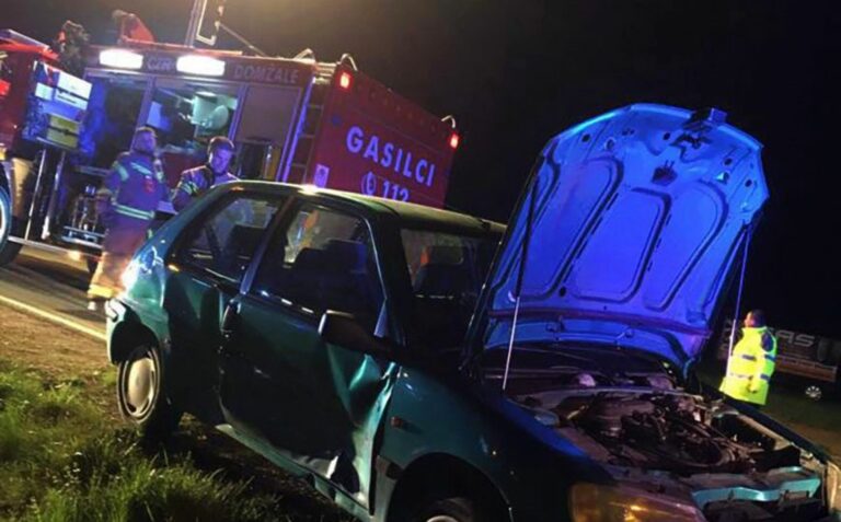 Enajst poškodovanih v trčenju dveh osebnih vozil na Prevojah