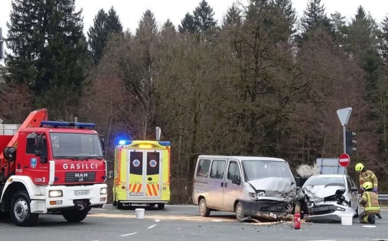 Prometna nesreča pri uvozu na avtocesto v Domžalah