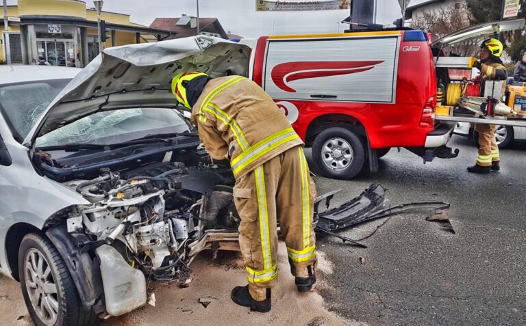 V križišču Šaranovičeve in Bukovčeve ceste na Viru trčili osebni vozili