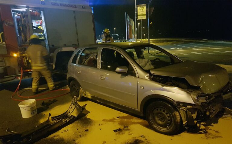 Trčenje dveh osebnih vozil pri Tosami na Viru