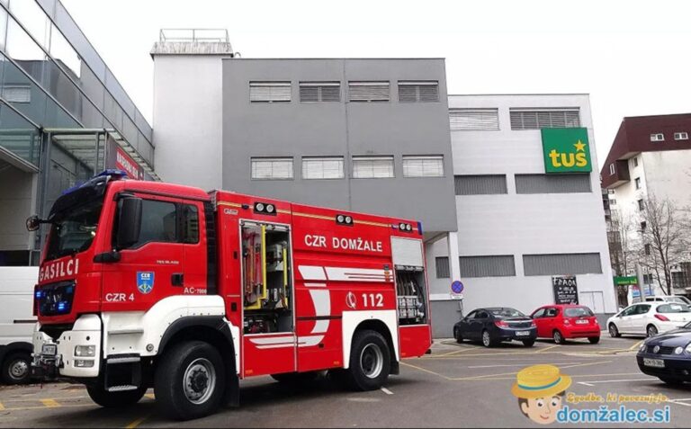Spodnje prostore Tuš centra Domžale napolnil dim