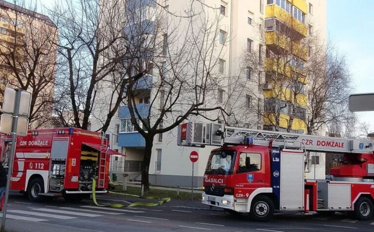 Prijava o dimu, ki se vali iz stolpnice v Domžalah