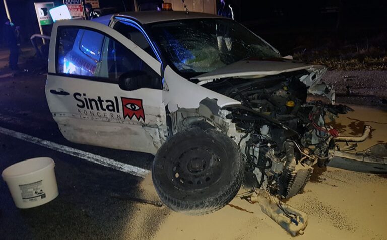 Trk dveh osebnih vozil na Homcu