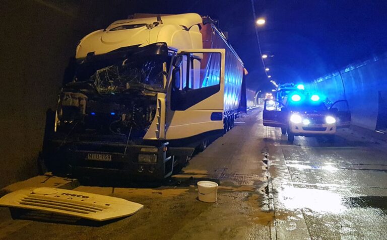 V predoru Trojane z vlačilec trčil v odstavno nišo