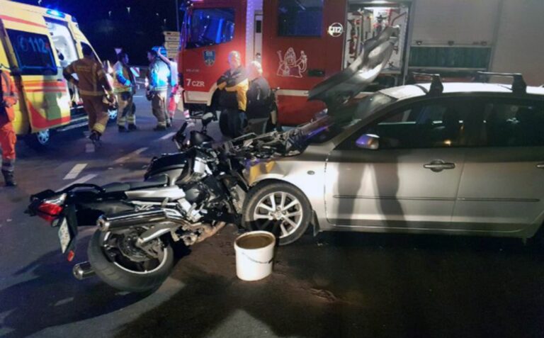 Prometna nesreča motorista in osebnega vozila pod Trojanami