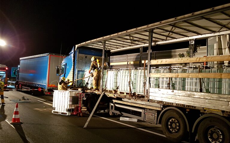 Na AC pred izvozom za Domžale trčila vlačilca