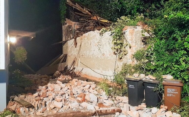 Samoporušitev zapuščene stanovanjske hiše v Domžalah