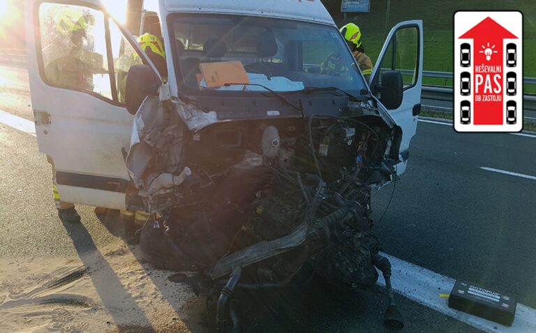 Na AC pri Blagovici kombinirano vozilo trčilo v protihrupno ograjo