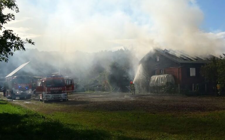 Na Mengeški cesti v Trzinu gorela streha stanovanjske hiše