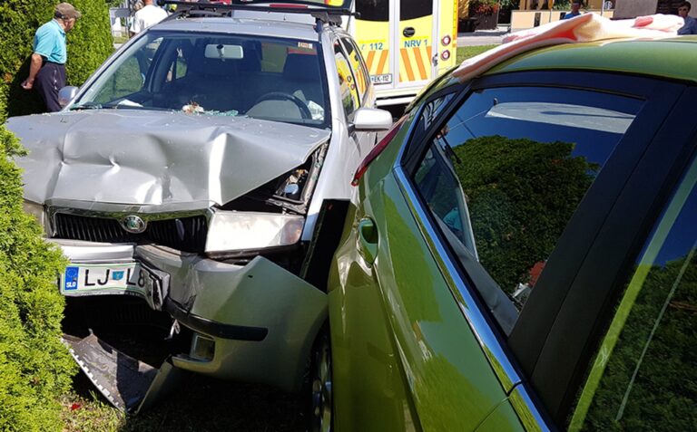 Nalet dveh osebnih vozil v Homcu