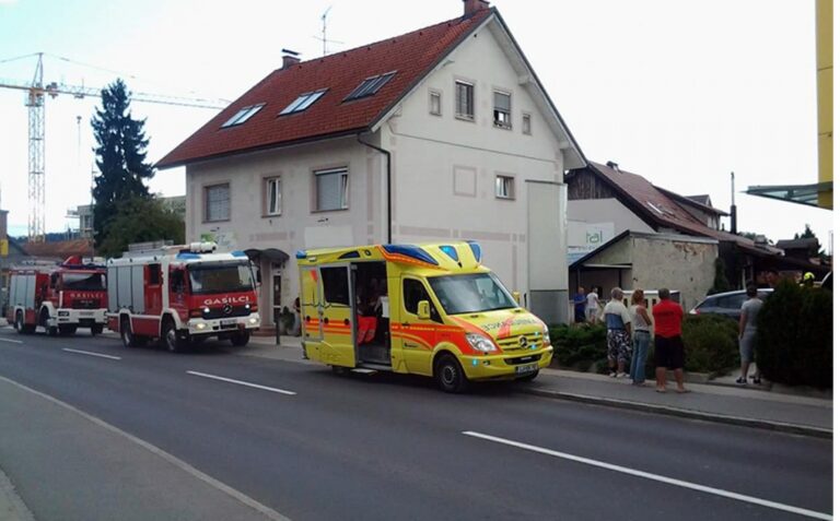 V Domžalah na Karantanski cesti z osebnim vozilom trčil v hišo