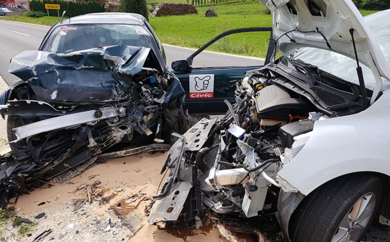 Čelno trčenje dveh osebnih vozil v Krašcah pri Moravčah
