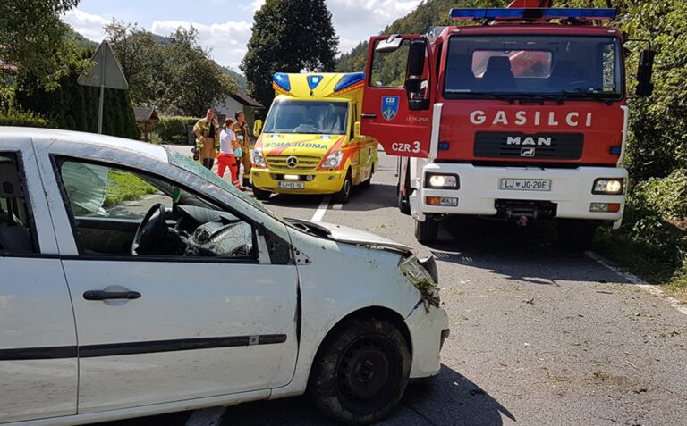 Na regionalni cesti pri Kompoljah v nesreči umrl voznik osebnega vozila