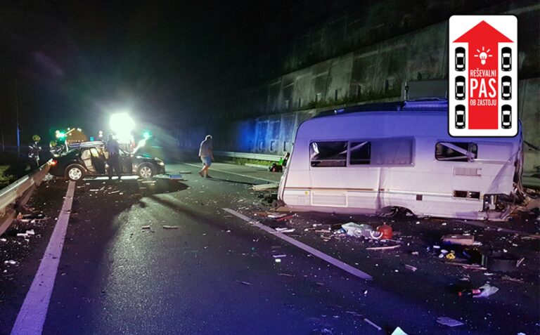 Na avtocesti pred predorom Trojane trčili kombinirano in osebno vozilo s počitniško prikolico