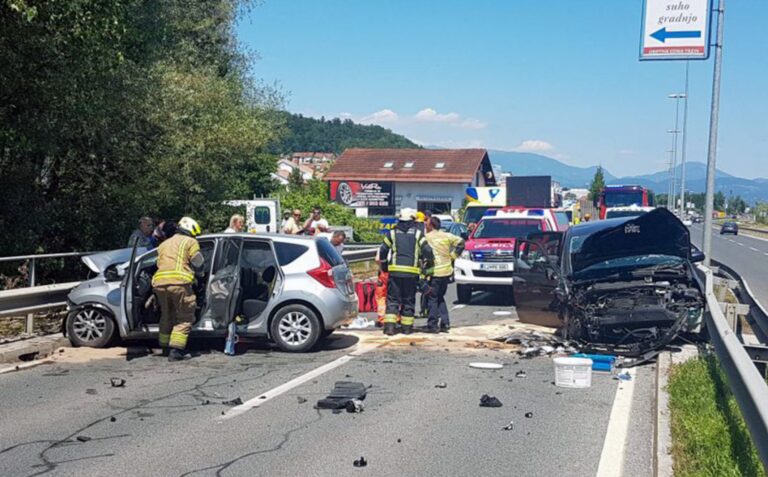 V hudi prometni nesreči na Trzinski obvoznici ena oseba umrla, štiri poškodovane