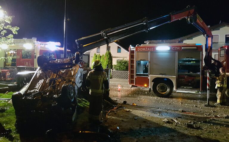 Na Količevem voznik z osebnim vozilom pristal na strehi