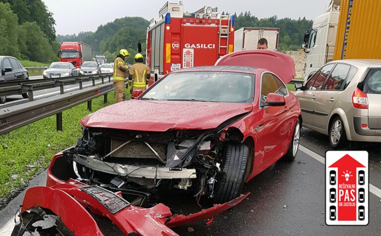 Na avtocesti pri Kompoljah voznik z osebnim vozilom trčil v obcestno ograjo