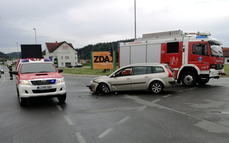 V križišču Kopališke in Ihanske ceste v Zaborštu trčili osebni vozili