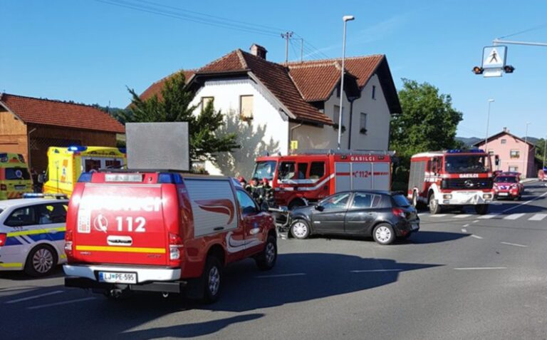 Trčenje med osebnim vozilom in motoristom v Šentvidu pri Lukovici