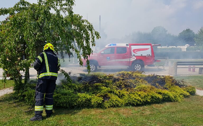 Dve prometni nesreči in požar v treh urah