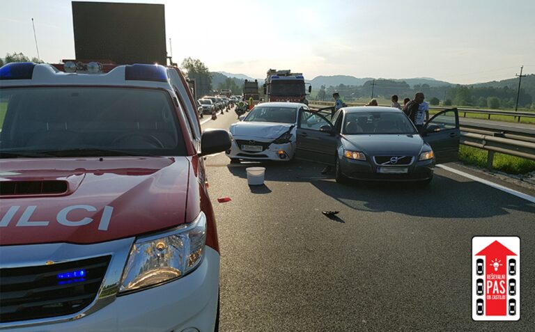 Verižno trčenje šestih vozil na AC pred izvozom Krtina