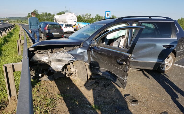 Trk dveh vozil in tovornjaka na AC med Krtino in Domžalami