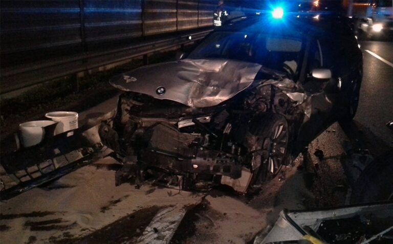 Po avtocesti vozil v nasprotni smeri, nato pa trčil v prikolico Darsa