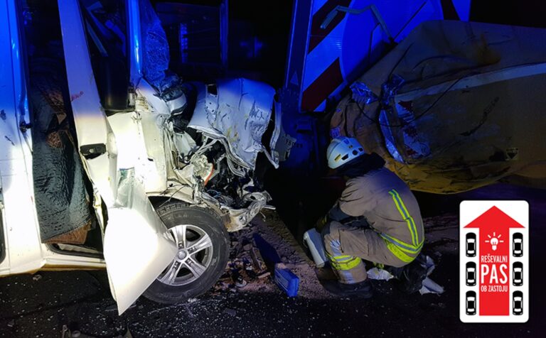 Pri cestninski postaji Kompolje trčil v vozilo Darsa z označevalno tablo