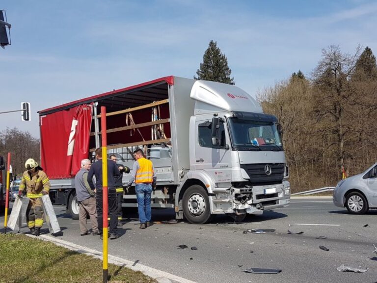 Na nadvozu avtoceste v Domžalah trčila tovorno in kombinirano vozilo