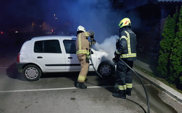 Na Cankarjevi ulici v Domžalah med vožnjo zagorelo osebno vozilo