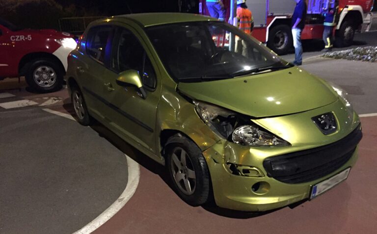 V križišču Slamnikarske in Kopališke ceste v Domžalah trčili osebni vozili