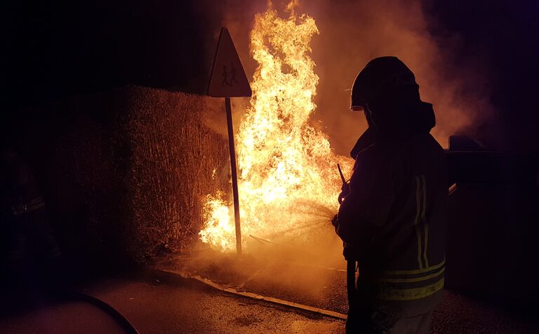 Goreči zabojniki na Miklošičevi ulici