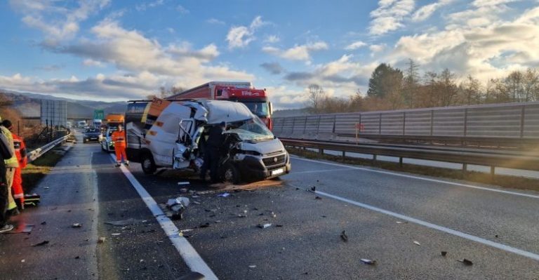 Na AC trčili tovorno in kombinirani vozili