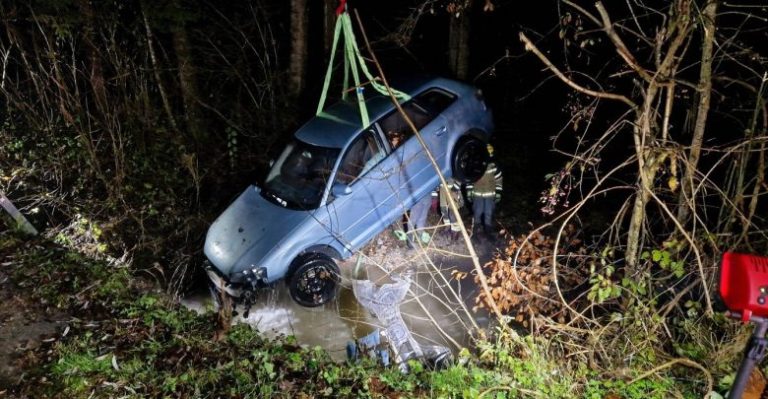 Avto v potoku, prevrnjen tovornjak in zabojnik v plamenih