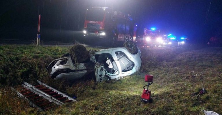 Zapeljal s ceste v jarek; vozilo se je prevrnilo na streho