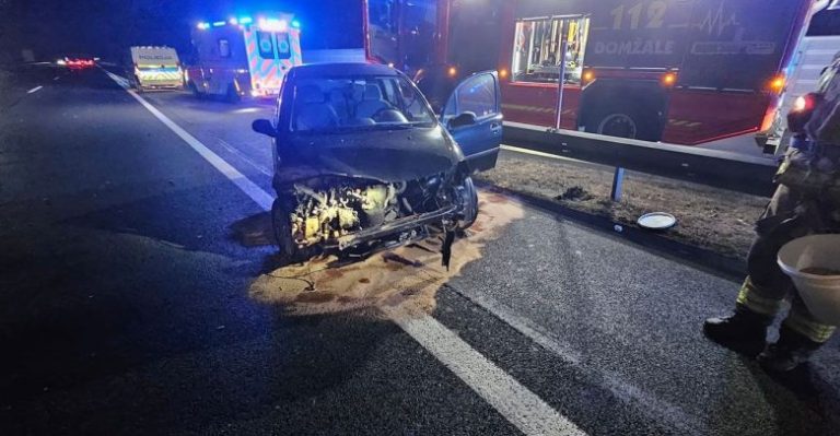 Voznica na avtocesti trčila v varovalno ograjo