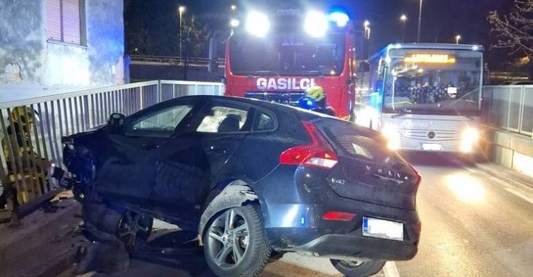 Osebno vozilo trčilo v ograjo