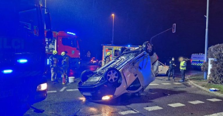 Osebno vozilo na strehi na Perkovi ulici