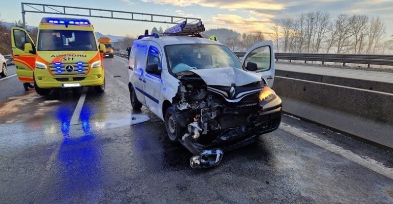 Med Lukovico in Krtino nalet dveh vozil