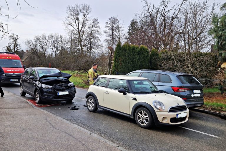 Nalet dveh osebnih vozil v Radomljah