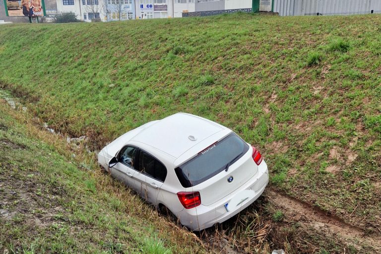 V Trzinu osebno vozilo zletelo s ceste