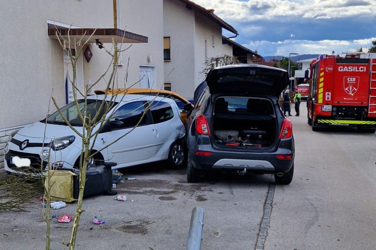 V Radomljah trčil v drog javne razsvetljave in dve parkirani vozili