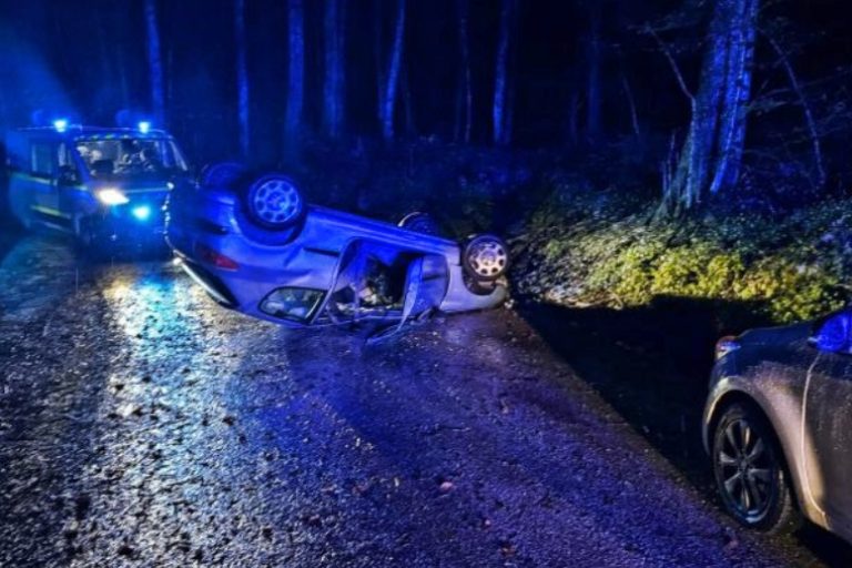 Vozilo na strehi v Spodnjih Kosezah